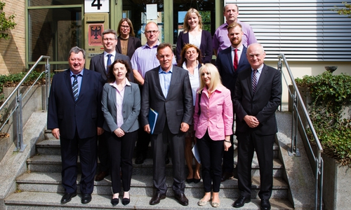 Thomas Oppermann (dritter von links in der vorderen Reihe) besuchte den Zoll. Foto: Zollamt Braunschweig