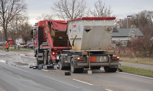 Der Laster hatte einen Teil seiner Ladung verloren. Fotos: Rudolf Karliczek