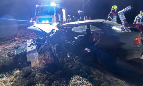 Schaut man sich das total zerdrückte Autowrack an, dann können die beiden leichtsinnigen Fahrer nu froh sein, mit dem Leben davon gekommen zu sein. Foto: Rudolf Karliczek