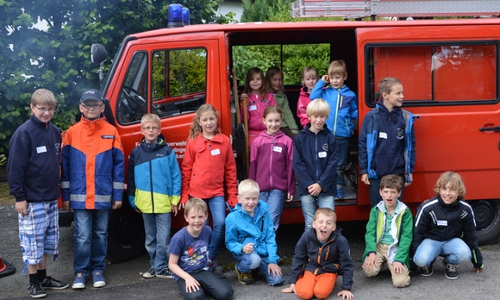 Die Kinder des Ortes Hemkenrode bei der Feuerwehr. Foto: Privat