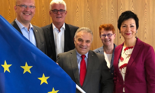 Werben für ein vereintes Europa als Garant für Frieden, internationale Kooperation, wirtschaftlichen Erfolg, sozialen Fortschritt und Wohlstand (von links): Bürgermeister Ingolf Viereck, Ratsvorsitzender Ralf Krüger, SPD-Ratsherr Francescantonio Garippo, stellvertretende Fraktionsvorsitzende Dr. Christa Westphal-Schmidt und SPD-Landtagsabgeordnete Immacolata Glosemeyer. Foto: SPD 