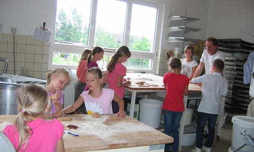 Auch in diesem Jahr öffnet Vollkornbäcker Stefan Barth wieder seine Backstube für die JUP-Kinder. Foto: Privat