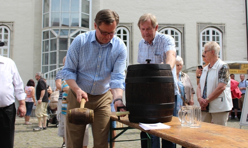 Mit einem Fassanstich wird der Markt eröffnet.