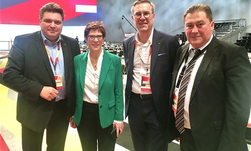 Ein erstes Gespräch mit der neuen Parteivorsitzenden Annegret Kramp-Karrenbauer führten auf dem Bundesparteitag (v. li.) Uwe Schäfer, Mario Hoffmeister (Goslar) und Uwe Lagosky. Foto: CDU