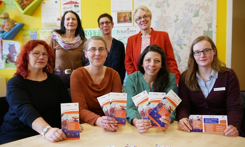 v.l.n.r. hinten: Dr. Roswitha Krum (Stadt Salzgitter Leiterin Fachdienst Kinder, Jugend und Familie), Britta Lüttge (SOS-Mütterzentrum), 
Petra Behrens-Schröter (Leiterin des Diakonischen Werkes Braunschweig); 

vorne: Susanne Löchner (SOS-Mütterzentrum), Justyna Zdanowicz (SOS-Mütterzentrum) , Andrada-Alina Adams (Diakonie), Katharina Sadlo (AWO)