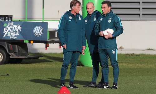 Co-Trainer Fredrik Ljungberg (mitte) und Uwe Speidel (rechts) mit Cheftrainer Andries Jonker. Foto: Agentur Hübner