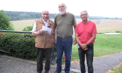 Vorbereitung des Trapper-Tages. Im Bild, Organisator Klaus Claas (Mitte) erläutert Dieter Lorenz  (links) vom  JUP-Team den geplanten Ablauf. Michael Harke ergänzt die Informationen.