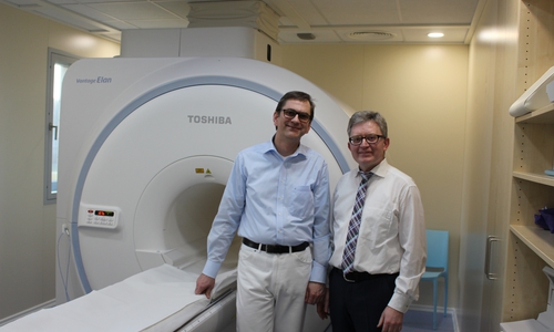Die Praxisinhaber der Röntgenpraxis Neuradia Dr. Fabian Weise und Dr. Hans-Kristian Klocke stellten den neuen Kernspintomographen am Standort Wolfenbüttel vor. Foto: Max Förster