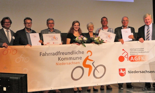 Frank Otte (AGFK), Stadtbaurat Ivica Lukanic, Bürgermeister Thomas Pink, Stadt-Radverkehrsbeauftragte Valerie Dubiel, Landrätin Christiana Steinbrügge, Kreis-Radverkehrsbeauftragter Christoph Löher, Kreisbaurat Claus-Jürgen Schillmann und Verkehrsminister Dr. Bernd Althusman. Foto: Stadt Wolfenbüttel
