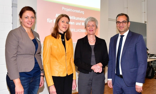 Frieda Haberlach (AWO-Praktikumsbörse), Cordula Miosga (Geschäftsführerin Arbeitgeberverband Region Braunschweig), Christiana Steinbrügge (Landrätin Landkreis Wolfenbüttel) und Rifat Fersahoglu-Weber (Vorstandsvorsitzender AWO-Bezirksverband Braunschweig) bei der Vorstellung der AWO-Praktikumsbörse (v. li.). Foto: AWO/Wolfenbütteler Schaufenster/Inka Stute