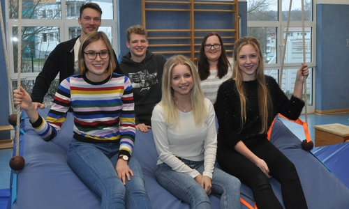 Viel Spaß beim FSJ im Kindergarten haben Lena Mitschke (vorne links, weiter gegen den Uhrzeigersinn), Lena-Henriette Hartwig, Sherin Gabbert, Marie Heinze und Ludwig Schulze - hier bei einem Besuch des Bildungsreferenten des ijdg, Christoph Esser. Foto: Lebenshilfe