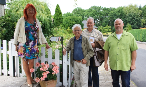 Von links: Heike Blomberg begrüßt Johannes Wolframm, Frank Oesterhelweg und Karsten Ansorge vor ihrer Praxis in Lucklum. Foto: CDU