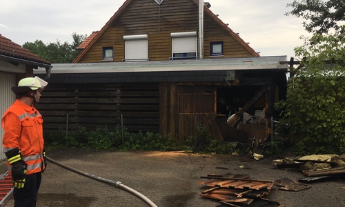 Die Feuerwehr musste sich von außen Zugang zu dem Schuppen verschaffen. Foto: Frederick Becker