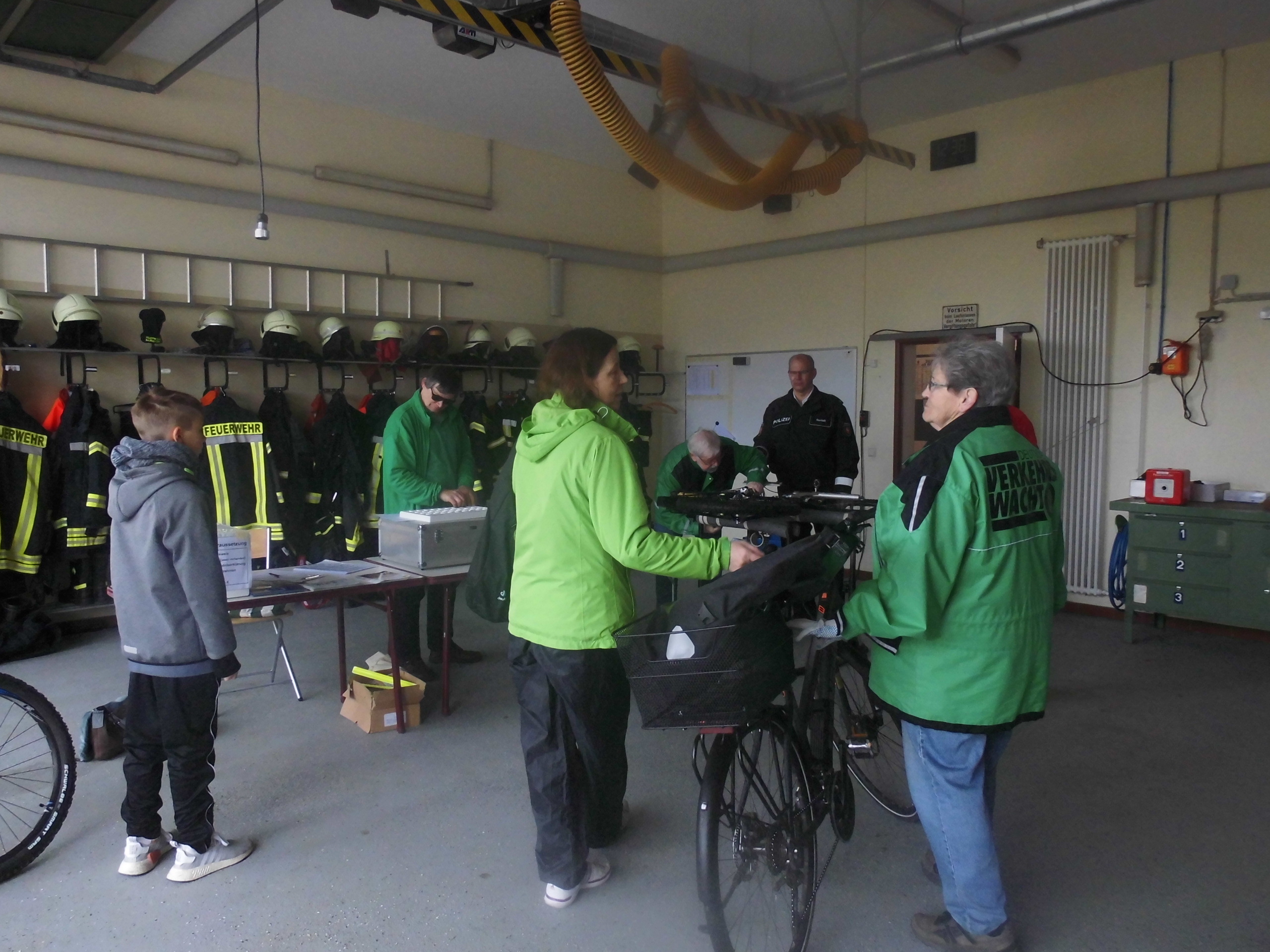 100 Besucher Bei Fahrrad-Aktion Verkehrswacht Und Polizei ...