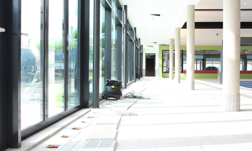  Ein geisterhaft leeres Stadtbad. 