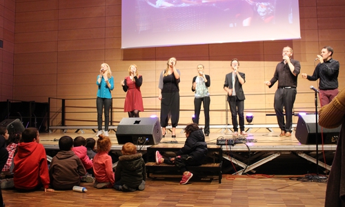 Mit einer Rede von Bürgermeister Thomas Pink und einer Mischung von westlicher und arabischer Musik wurden die Neuankömmlinge Willkommen geheißen. Fotos/Video: Jan Borner