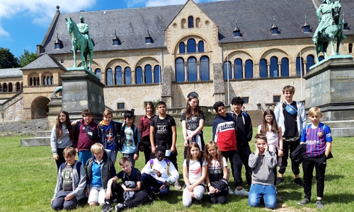 Die Fünftklässler bei ihrer Projektwoche in Goslar. Hier vor der Kaiserpfalz. Foto: AGG