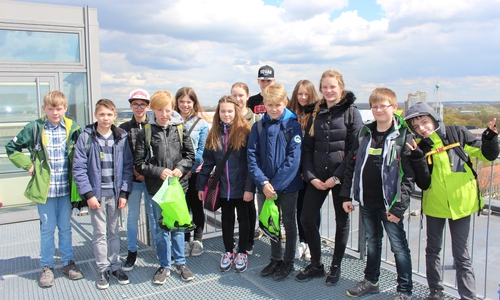 Mit einem Aufstieg auf das Rathausdach endete ein aufregender Zukunftstag, bei dem die Schüler unter anderem die Berufe Bauzeichner und Elektroingenieur kennenlernten. Fotos: Eva Sorembik