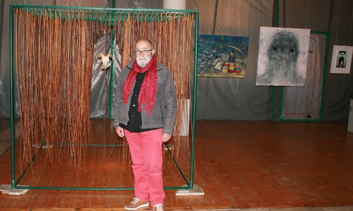 Der Andreas-Kunstpreisträger des Jahres 2017, Detlef Backhaus, mit seiner Installation "Hängende Weiden". Foto: Privat
