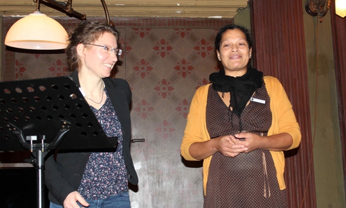 Ruth Fischer (rechts) dankte Schriftleiterin Meike Buck für ihre redaktionelle Arbeit
Fotos: Bernd-Uwe Meyer