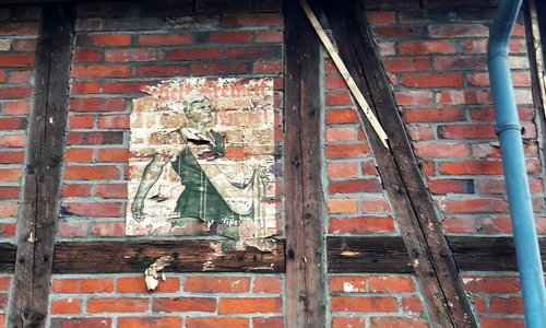 Plakate wie diese wurden von der NSDAP und ihren Unterstützern zur Reichstagswahl 1928 aufgehängt. Sollte es sich um ein Original handeln, so hängt es seit über 92 Jahren an diesem Ort. Foto: Steve Niewisch