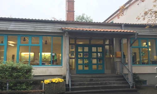 Der Schulausschuss war mit der Streichung einiger Maßnahmen im aktuellen Haushaltsentwurf nicht einverstanden. So bräuchte die Grundschule Am Geitelplatz dringen eine Sanierung der Aula. Dies kommt aber nicht mehr vor in den Plänen. Foto: Anke Donner