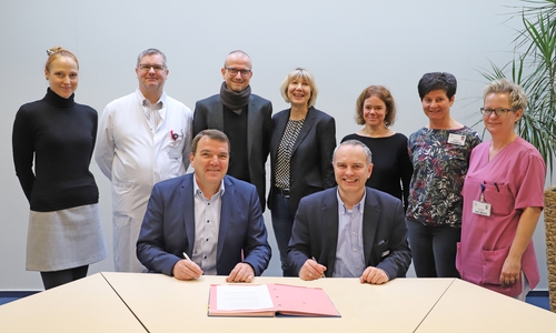 Axel Burghardt, Geschäftsführer des Städtischen Klinikums, und Bernd Retzki, Dezernent für Schule, Jugend und Soziales im Landkreis Wolfenbüttel, unterzeichneten im Beisein von (v.l.) Wenke Lubosch, Matthias Buhles, Jörg Herrmann, Sabine Walter, Annette Scheffer, Michaela Göbel und Denise Gabriel die Kooperationsvereinbarung. Foto: Städtisches Klinikum Wolfenbüttel