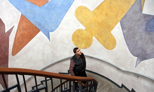 Architekt und Stadtplaner Stephen Kovats im vom Oskar Schlemmer gestalteten Treppenhaus im kleinen Van-de-Velde-Bau der Bauhaus-Universität Weimar. Foto: Neue Visionen Filmverleih