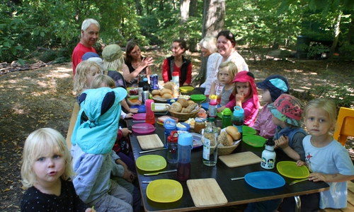 Die Cremlinger Grünen besuchten den Waldkindergarten in den Herzogsbergen und durften am Frühstück teilnehmen. V.L. Bernhard Brockmann, Ulrike Siemens, die Leiterin Patrizia Brecht, Josina Kasprzyk und Gudrun Beckner. Foto: Diethelm Krause-Hotopp