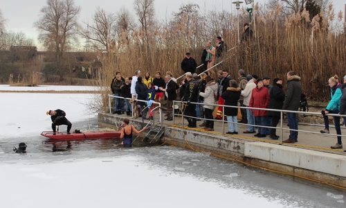 Ganz mutige dürfen sich am 2. Dezember in den Fümmelsee wagen. Archivfoto: Nick Wenkel 