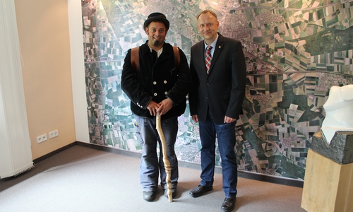 Der Peiner Bürgermeister Klaus Saemann und Tippelbruder Torben aus Karlsruhe. Foto: Stadt Peine