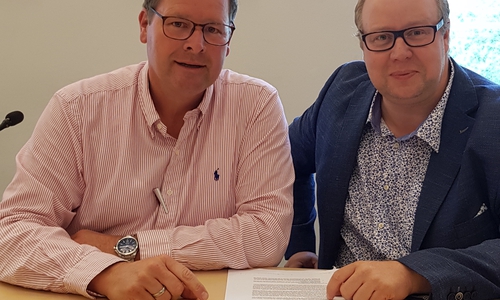 Marcus Bosse und Jörn Domeier setzten sich für die Sanierung der Landesstraße ein. Foto: Privat