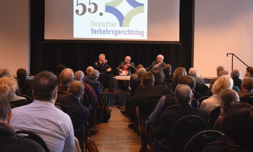 2017 stellten sich Niedersachsens Landespolizeipräsident Uwe Binias und Christoph Frank, Oberstaatsanwalt in Freiburg und ehemaliger Vorsitzender des Deutschen Richterbunds, der Diskussion beim Streitgespräch. In diesem Jahr steht Jürgen Resch im Achtermann Rede und Antwort. Foto: Stadt Goslar