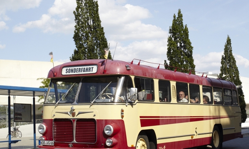Mit dem Oldtimerbus geht es durch Wolfsburg. Foto: WMG Wolfsburg