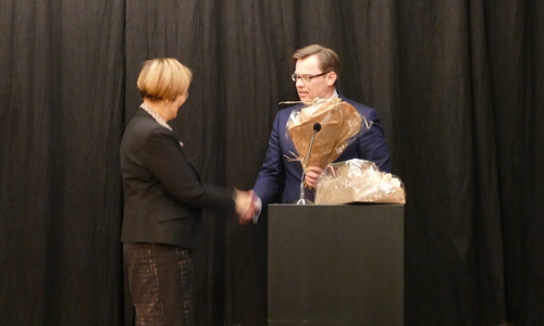 Landrat Dr. Andreas Ebel dankt Christine Gehrmann für ihre Arbeit als Gleichstellungsbeauftragte des Landkreises Gifhorn. Foto: Landkreis Gifhorn
