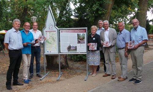 v.l.: Wolfram Westhus (Leader-Reagionalmanager „Rund um den Drömling“), Ronald Floum und Thomas Wischnewski (Magdeburg Kompakt), Stefanie Trittel (LAG-Vorsitzende „Flechtinger Höhenzug“), Dir. Norbert Funke (Kulturmanager Dom Königslutter), Henry Bäsecke (LAG- Vorsitzender „Grünes Band im Landkreis Helmstedt“), Klaus Bogoslaw (LAG-Vorsitzender „Rund um den Huy“), Michael Schmidt (Leader-Regionalmanager „Grünes Band im Landkreis Helmstedt“). Foto: Stadt Schöningen