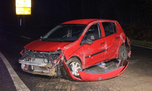 Das  Auto wurde schwer beschädigt. Fotos: Rudolf Karliczek