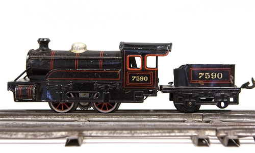 Der besondere Charme des Blechspielzeugs - Museumsstück Modelleisenbahn. Foto: Stadtmuseum / Meike Netzbandt
