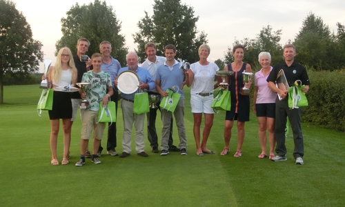 Die Clubmeister 2015: (von links nach rechts) Pauline Brinkmann, Herbert Palm, Jonas Lamprecht, Reinhard Bickel, Eberhard „Tümmel“ Conrad, Dennis Wuttke, Markus Röhl. Anne Brinkmann, Barbara Siebold, Silke Finger und Wolfgang Zangaro. Foto: privat