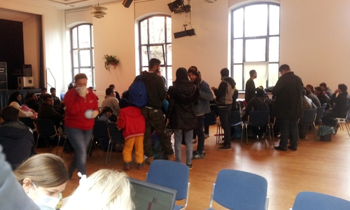Die Eulenspiegelhalle als neuer Begrüßungsort. Foto: DRK
