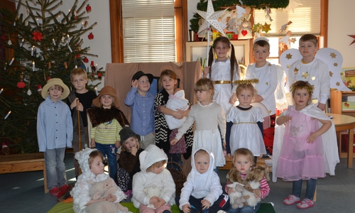 Alle Jahre wieder besuchen die Kinder des Kindergarten Kunterbunt Dahlum die Seniorenweihnachtsfeier der Gemeinde Dahlum. Foto: Himbert 