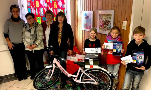 Die Gewinner der Hauptpreise Emilia Mallon, Jessie Harneit und Miro Peters (v. li.) sowie das Team des Arbeitskreises "Gesunde Zähne" um Lydia Ränger, Dorothea Welther, Veronika Kudrawez und Marika Trautmann (v.l.). Foto: Marian Hackert