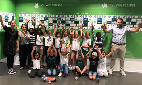 Die Gruppe der Graslebener Kinder in der Volkswagenarena.

Foto: Samtgemeinde Grasleben