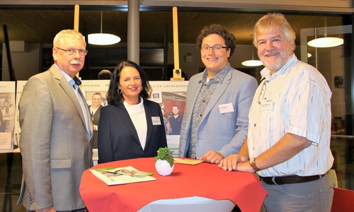 Der "Gründer des Abends" Lennie Meyn (Zweiter von rechts) erhält Glückwünsche der Veranstalter (von links) Dietrich Behrens (Wirtschaftsförderer der Stadt Wolfenbüttel), Carola Weitner-Kehl (Geschäftsführerin des tiw) und Frank Wöstmann (Geschäftsführer Regio-Press). Foto: Regio-Press