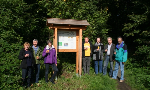 Ein Schaukasten informiert über Amphibien. Susanne Scholz (sie betreut die Amphibienwanderung in Volzum), Achim Limburg, Barbara Schulz, Carsten Pohl, Bettina Bohr, Heinz Künne und Diethelm Krause-Hotopp. Von Links: Susanne Scholz (sie betreut die Amphibienwanderung in Volzum), Achim Limburg, Barbara Schulz, Carsten Pohl, Bettina Bohr, Heinz Künne und Diethelm Krause-Hotopp. Foto: Privat