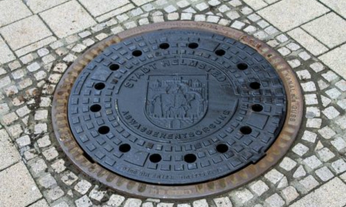 Neue Schachtabdeckungen mit dem Helmstedter Stadtwappen. Foto: Stadt Helmstedt