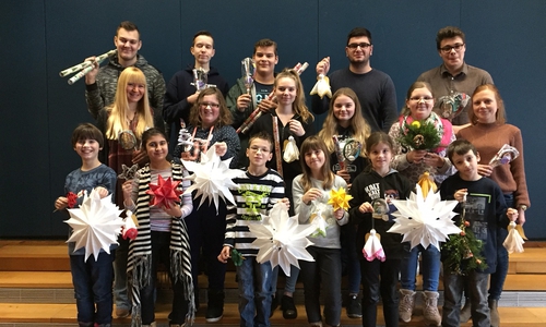 Die beteiligten Schülerinnen und Schüler sowie die Lehrkräfte Sabine Rehse und Anja Sojka (Mitte rechts) Foto: Schule