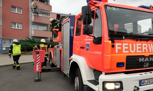 Die Feuerwehr verschaffte sich mit einer Drehleiter Zugang zum Balkon der Wohnung. Foto: Werner Heise