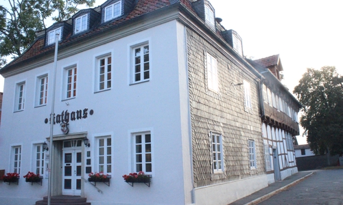 Die ehemaligen Mietwohnungen im Rathaus werden derzeit Modernisiert. Aus vier Wohnungen werden dabei zwei Wohneinheiten, in denen geflüchtete Familien untergebracht werden sollen. Foto: Anke Donner
