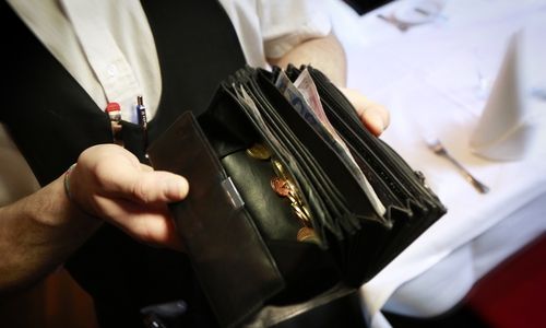 Wer mit dem Kellner-Portemonnaie arbeitet, merkt das jetzt auch in der eigenen Geldbörse: Beschäftigte im niedersächsischen Gastgewerbe bekommen ab Juni 5,2 Prozent mehr Lohn. Foto: NGG